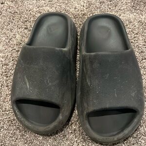 Adidas yeezy slides black size 4